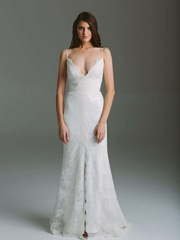 Прямое свадебное платье с разрезом 2314. Силуэт Прямое. Цвет Белый / Молочный. Вид 1