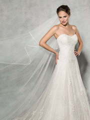 Кремовое свадебное платье с кружевом не сильно пышное 7863. Силуэт А-силуэт. Цвет Айвори / Капучино. Вид 1