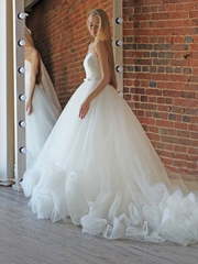 Свадебное платье с цветами по всему подолу Rosa. Силуэт Пышное. Цвет Белый / Молочный. Вид 2