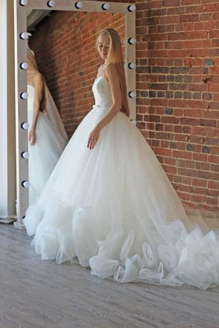 Свадебное платье с цветами по всему подолу Rosa. Силуэт Пышное. Цвет Белый / Молочный. Вид 2