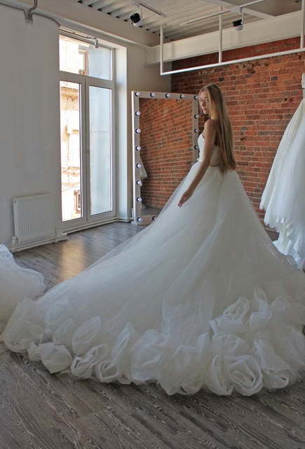 Свадебное платье с цветами по всему подолу Rosa. Силуэт Пышное. Цвет Белый / Молочный. Вид 3