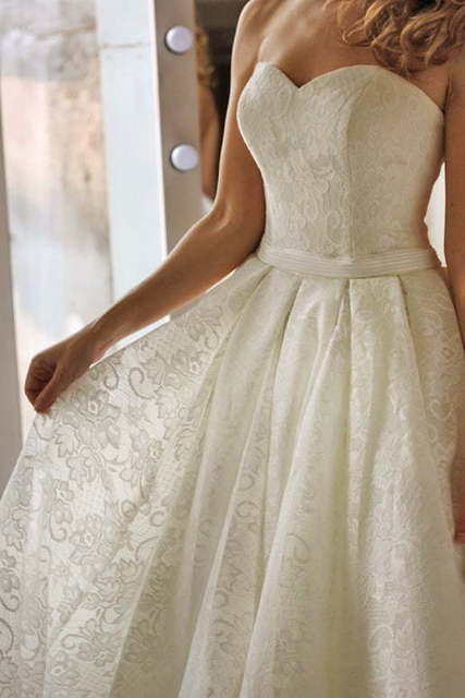 Кружевное пышное свадебное платье цвета айвори Amarenta. Силуэт Пышное. Цвет Айвори / Капучино. Вид 3