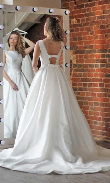 Атласное свадебное платье колокол Сlarenta. Силуэт Пышное. Цвет Белый / Молочный. Вид 2