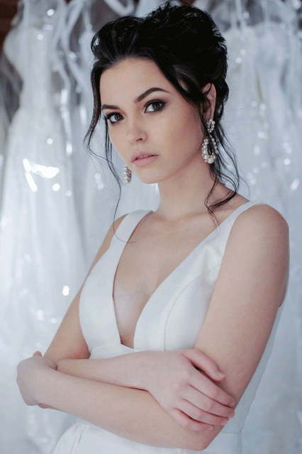 Атласное свадебное платье с разрезом и декольте Sola. Силуэт А-силуэт. Цвет Белый / Молочный. Вид 2