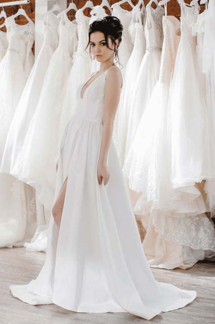 Атласное свадебное платье с разрезом и декольте Sola. Силуэт А-силуэт. Цвет Белый / Молочный. Вид 3