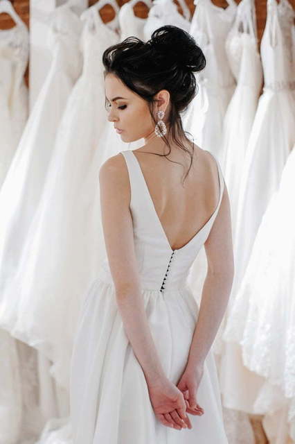 Атласное свадебное платье с разрезом и декольте Sola. Силуэт А-силуэт. Цвет Белый / Молочный. Вид 4