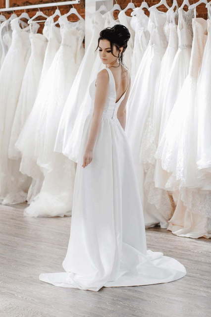 Атласное свадебное платье с разрезом и декольте Sola. Силуэт А-силуэт. Цвет Белый / Молочный. Вид 5