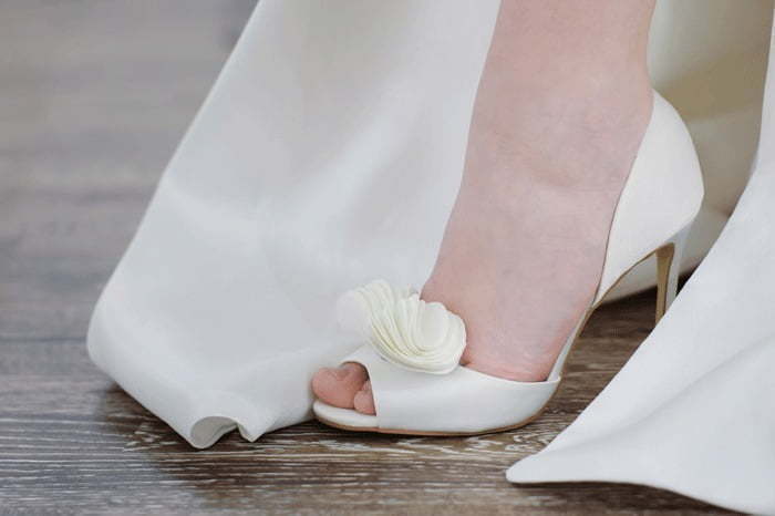 Атласное свадебное платье с разрезом и декольте Sola. Силуэт А-силуэт. Цвет Белый / Молочный. Вид 6