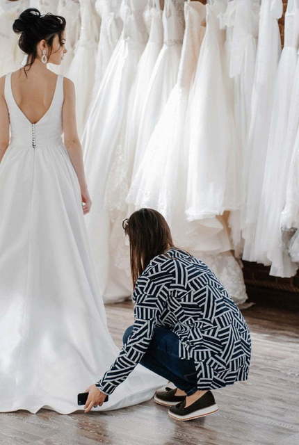 Атласное свадебное платье с разрезом и декольте Sola. Силуэт А-силуэт. Цвет Белый / Молочный. Вид 7