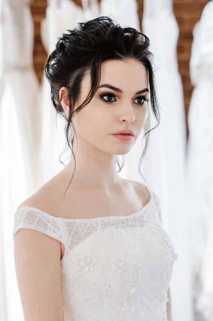 Пышное расшитое свадебное платье айвори со шлейфом Sofi. Силуэт Пышное. Цвет Белый / Молочный. Вид 2