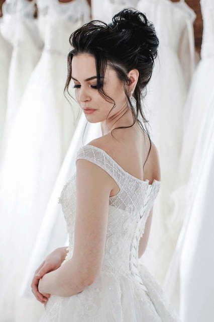 Пышное расшитое свадебное платье айвори со шлейфом Sofi. Силуэт Пышное. Цвет Белый / Молочный. Вид 4