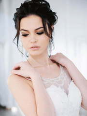 Кружевное платье рыбка с бусинами на спинке Mattiola. Силуэт Рыбка. Цвет Белый / Молочный. Вид 2