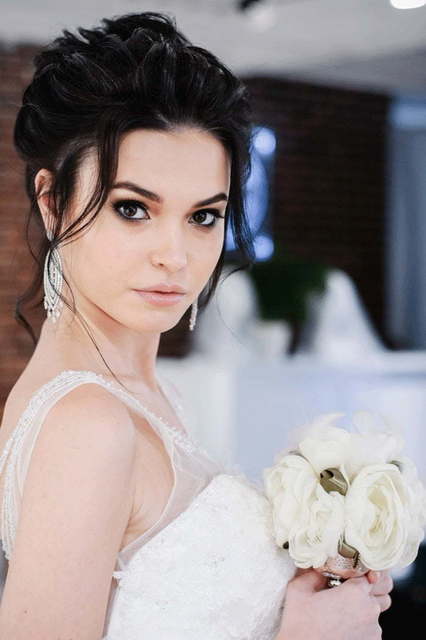 Кружевное платье рыбка с бусинами на спинке Mattiola. Силуэт Рыбка. Цвет Белый / Молочный. Вид 3