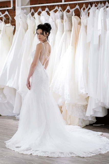 Кружевное платье рыбка с бусинами на спинке Mattiola. Силуэт Рыбка. Цвет Белый / Молочный. Вид 4