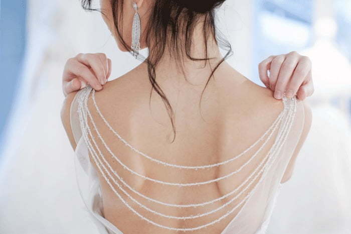 Кружевное платье рыбка с бусинами на спинке Mattiola. Силуэт Рыбка. Цвет Белый / Молочный. Вид 7