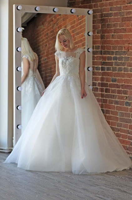 Пышное свадебное платье с декоративной спинкой Tilia. Силуэт Пышное. Цвет Белый / Молочный. Вид 2