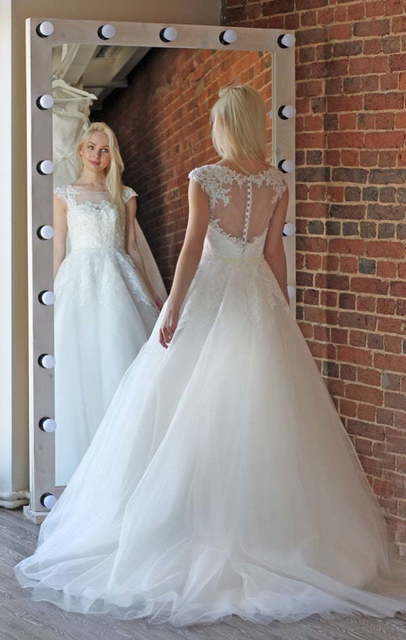 Пышное свадебное платье с декоративной спинкой Tilia. Силуэт Пышное. Цвет Белый / Молочный. Вид 3