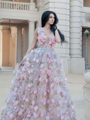 Розовое свадебное платье с лепестками и цветами Bella. Силуэт Пышное. Цвет оттенки Розового. Вид 1