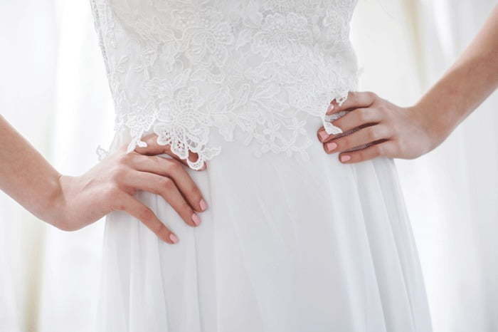 Легкое шифоновое платье в греческом стиле Alania. Силуэт Прямое. Цвет Белый / Молочный. Вид 3