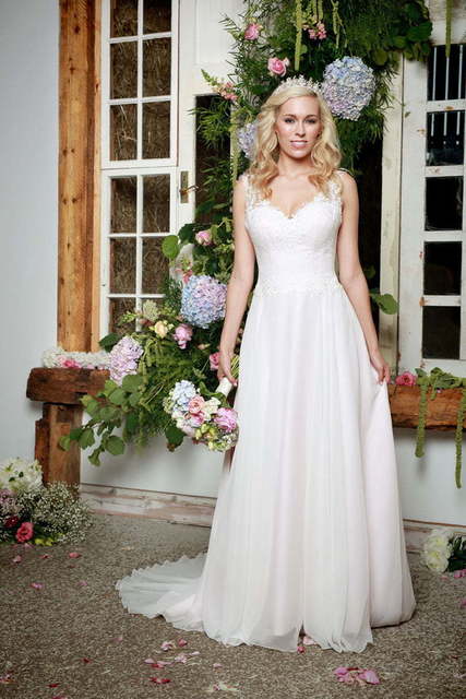 Прямое свадебное платье с декоративной спонкой 1232. Силуэт Прямое. Цвет Белый / Молочный. Вид 2