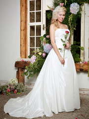 Атласное свадебное платье без декора 7631. Силуэт А-силуэт. Цвет Белый / Молочный. Вид 1