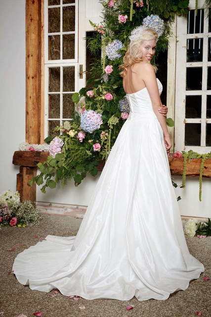 Атласное свадебное платье без декора 7631. Силуэт А-силуэт. Цвет Белый / Молочный. Вид 2