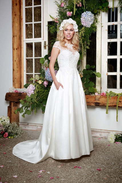 Атласное свадебное платье А-силуэт с кружевом 1465. Силуэт А-силуэт. Цвет Белый / Молочный. Вид 1