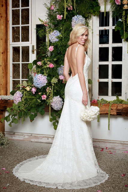 Кружевное платье рыбка с открытой спиной 1968. Силуэт Прямое. Цвет Белый / Молочный. Вид 2