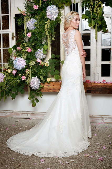 Свадебное платье рыбка с кружевом и нитями стекляруса на спине 3656. Силуэт Прямое. Цвет Белый / Молочный. Вид 2