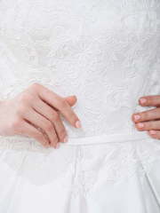 Пышное атласное платье с кружевной спинкой Antara. Силуэт Пышное. Цвет Белый / Молочный. Вид 2