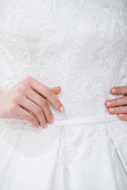 Пышное атласное платье с кружевной спинкой Antara. Силуэт Пышное. Цвет Белый / Молочный. Вид 2