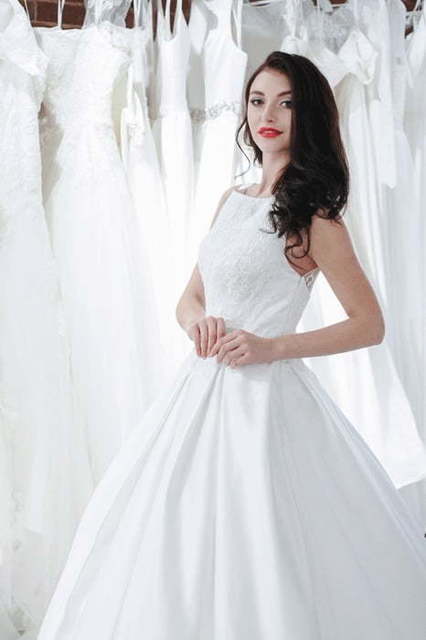 Пышное атласное платье с кружевной спинкой Antara. Силуэт Пышное. Цвет Белый / Молочный. Вид 3