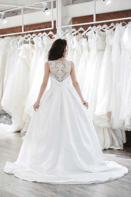 Пышное атласное платье с кружевной спинкой Antara. Силуэт Пышное. Цвет Белый / Молочный. Вид 6