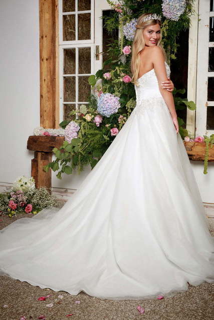 Пышное свадебное платье с расшитым корсетом 1213. Силуэт Пышное. Цвет Белый / Молочный. Вид 2