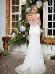 Легкое тонкое свадебное платье по фигуре из атласа шелка 8965. Силуэт Прямое. Цвет Белый / Молочный. Вид 2