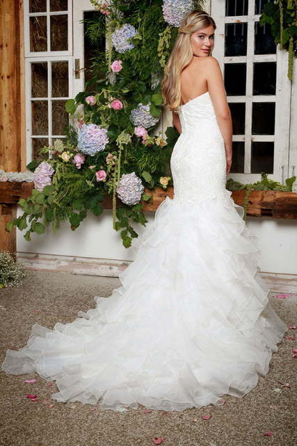 Свадебное платье рыбка с волнами на хвосте ниже колена 8975. Силуэт Рыбка. Цвет Белый / Молочный. Вид 2