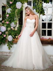 Классическое свадебное платье с корсетом 2017. Силуэт Пышное. Цвет Белый / Молочный. Вид 1