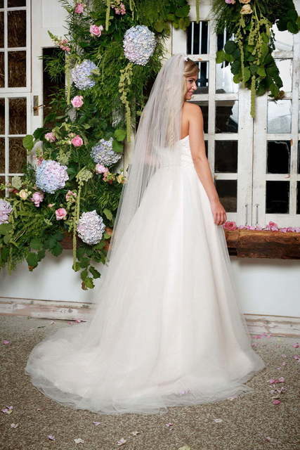 Классическое свадебное платье с корсетом 2017. Силуэт Пышное. Цвет Белый / Молочный. Вид 2