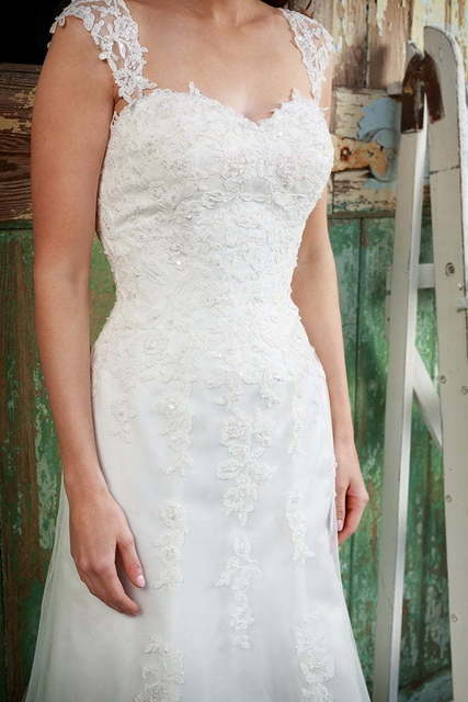 Прямое корсетное свадебное платье с кружевом 3656. Силуэт Прямое. Цвет Белый / Молочный. Вид 2