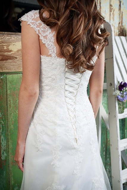 Прямое корсетное свадебное платье с кружевом 3656. Силуэт Прямое. Цвет Белый / Молочный. Вид 3