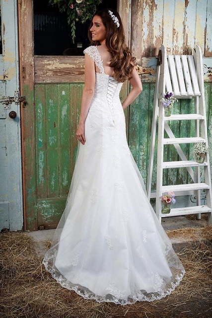 Прямое корсетное свадебное платье с кружевом 3656. Силуэт Прямое. Цвет Белый / Молочный. Вид 4