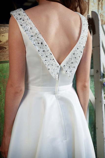 Короткое свадебное платье из атласа 8795. Силуэт А-силуэт. Цвет Белый / Молочный. Вид 3