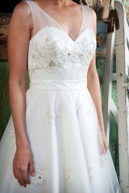 Короткие сваденое платье миди из атласа 9966. Силуэт Пышное. Цвет Белый / Молочный. Вид 2