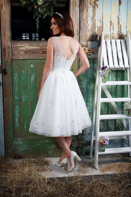 Короткие сваденое платье миди из атласа 9966. Силуэт Пышное. Цвет Белый / Молочный. Вид 3