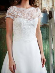 Свадебное платье А-силуэта из атласа с кружевным верхом 5642. Силуэт А-силуэт. Цвет Белый / Молочный. Вид 1