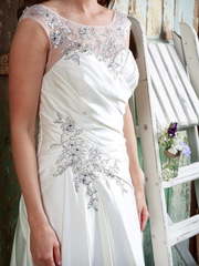 Атласное свадебное платье ампир 4545. Силуэт А-силуэт. Цвет Белый / Молочный. Вид 2