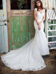 Свадебное платье русалка с бретелями и шлейфом 7896. Силуэт Рыбка. Цвет Белый / Молочный. Вид 1