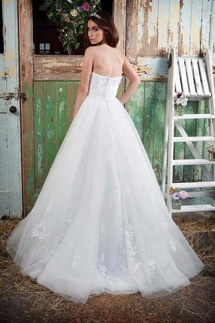 Фатиновое легкое свадебное платье с корсетом сердечком 8999. Силуэт Пышное. Цвет Белый / Молочный. Вид 4