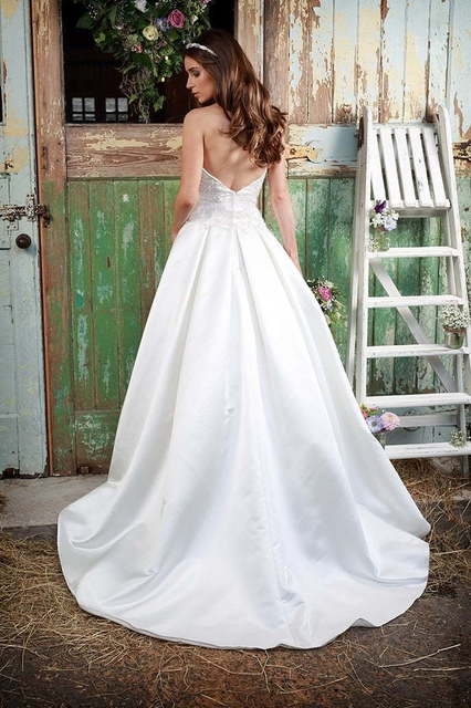 Расшитое атласное платье микадо с корсетом сердце 3794. Силуэт А-силуэт. Цвет Белый / Молочный. Вид 4