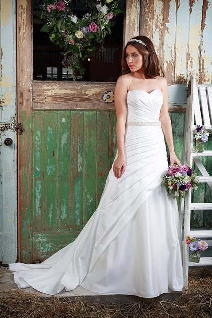 Атласное свадебное платье А-силуэта с драпировкой 6323. Силуэт А-силуэт. Цвет Белый / Молочный. Вид 2